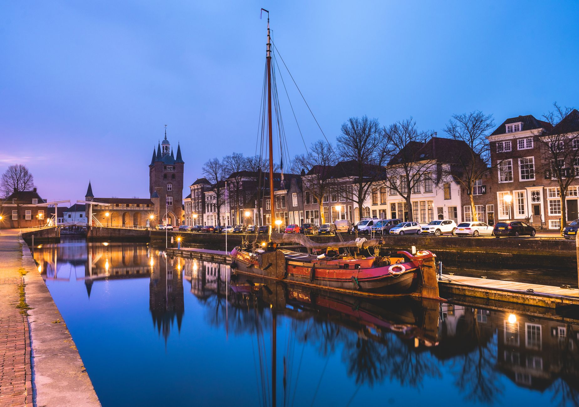 Sloep in de haven van Zierikzee bij avondlicht, Zeeland