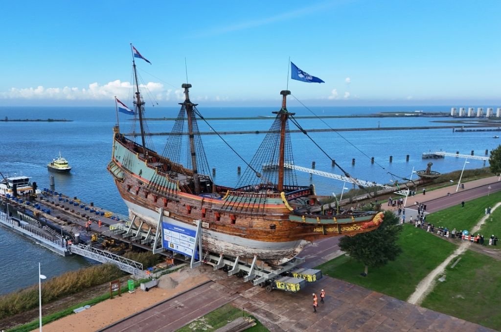 Batavia staat na 31 jaar in het water op land in Lelystad