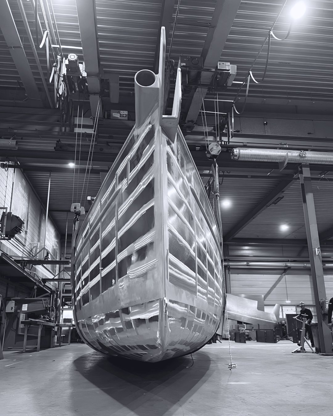 Casco van tiende Bestevaer 53 gedraaid bij KM Yachtbuilders